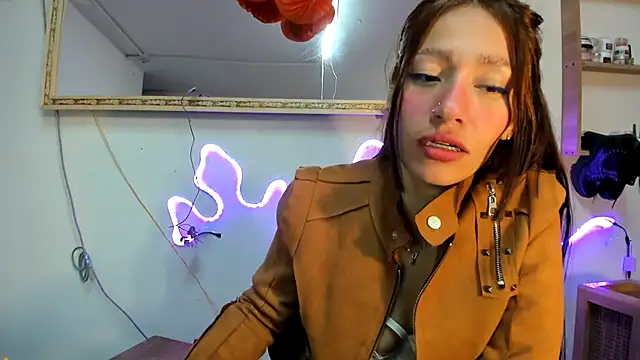 IZZY BEAUTIFUL online show from 02.21.25