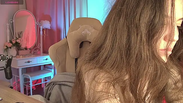 Snapshot of MilaStoyne chatting on 11.27.25 MilaStoyne online show from 11.27.25