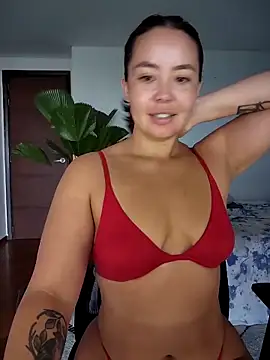 Snapshot of RenEnvy chatting on 03.18.25 RenEnvy online show from 03.18.25