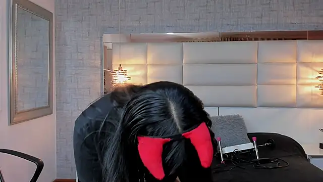 Nohemi louse online show from 10.22.25