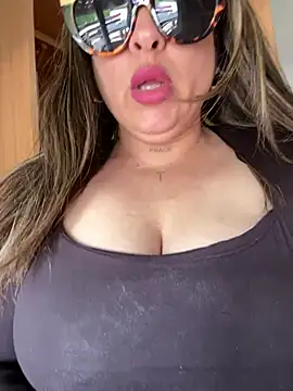 Snapshot of laarti chatting on 05.17.26 laarti online show from 05.17.26