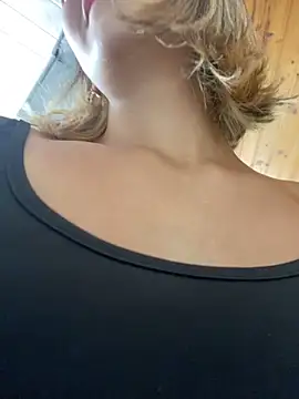 Andrea18 blonde online show from 11.20.25