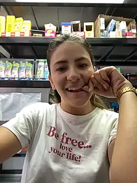 Snapshot of Andrea18_blonde chatting on 04.30.26 Andrea18 blonde online show from 04.30.26