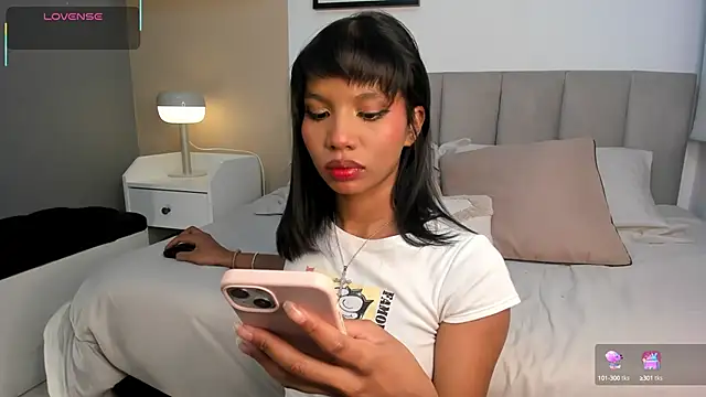 Gigi Strawberry online show from 09.10.25