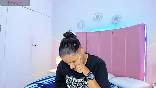 Liiam smith  online show from 11.04.25