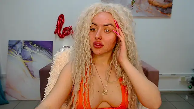 Snapshot of MissisCaty chatting on 02.08.25 MissisCaty online show from 02.08.25