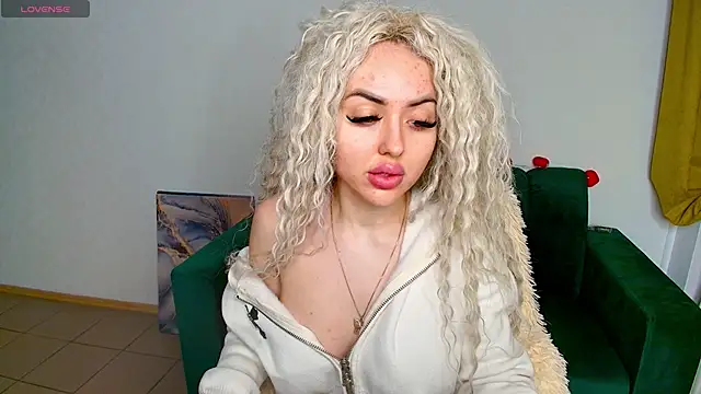 Snapshot of MissisCaty chatting on 02.11.25 MissisCaty online show from 02.11.25