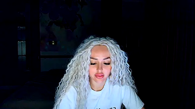 Snapshot of MissisCaty chatting on 09.14.25 MissisCaty online show from 09.14.25