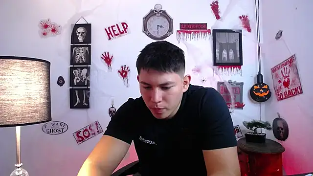 Snapshot of JamesCr_ chatting on 10.29.25 JamesCr online show from 10.29.25