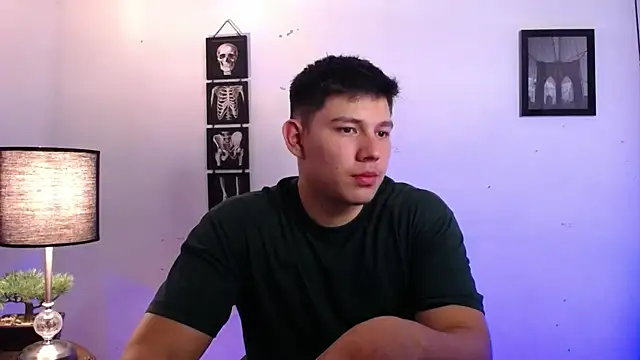 Snapshot of JamesCr_ chatting on 11.04.25 JamesCr online show from 11.04.25