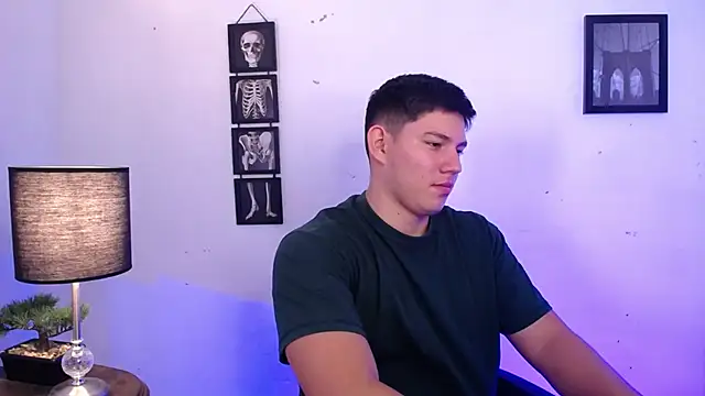 Snapshot of JamesCr_ chatting on 11.05.25 JamesCr online show from 11.05.25