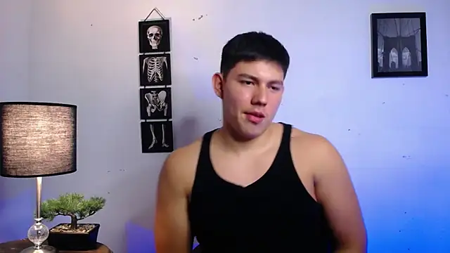 Snapshot of JamesCr_ chatting on 11.07.25 JamesCr online show from 11.07.25