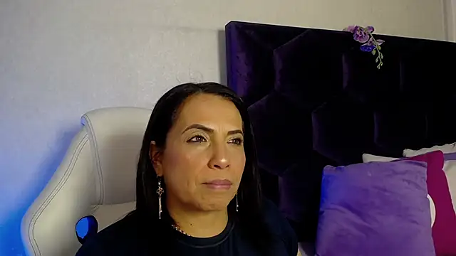 Snapshot of GochitaWild chatting on 11.18.25 GochitaWild online show from 11.18.25