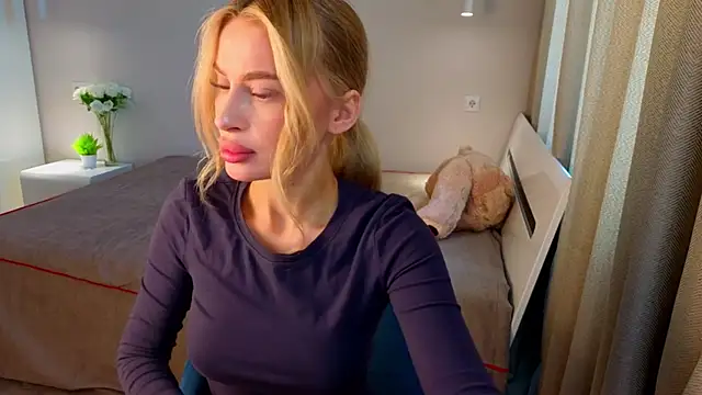 Snapshot of AnitaLamb chatting on 09.23.25 AnitaLamb online show from 09.23.25