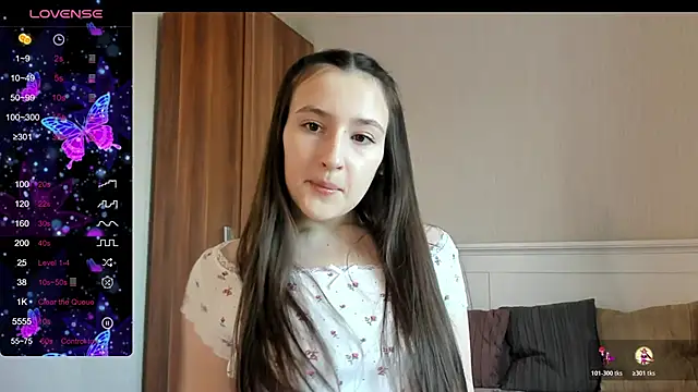 Snapshot of Cute__Nana chatting on 10.18.25 Cute Nana online show from 10.18.25