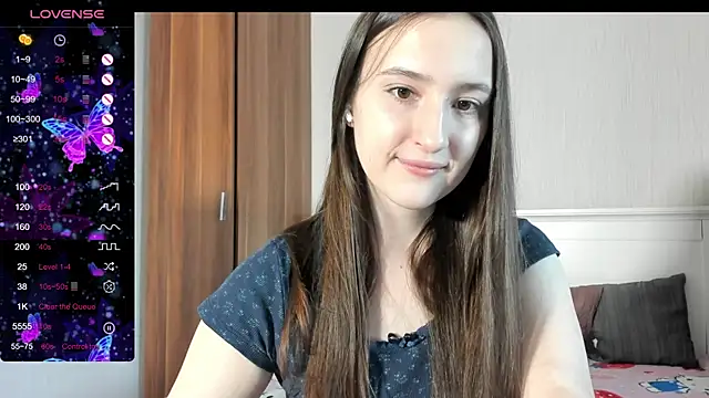 Snapshot of Cute__Nana chatting on 10.20.25 Cute Nana online show from 10.20.25