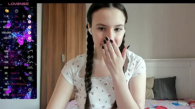 Snapshot of Cute__Nana chatting on 10.22.25 Cute Nana online show from 10.22.25