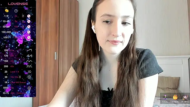 Snapshot of Cute__Nana chatting on 10.26.25 Cute Nana online show from 10.26.25