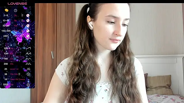 Snapshot of Cute__Nana chatting on 10.28.25 Cute Nana online show from 10.28.25