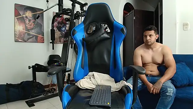 Snapshot of ema_abby chatting on 12.01.25 ema abby online show from 12.01.25