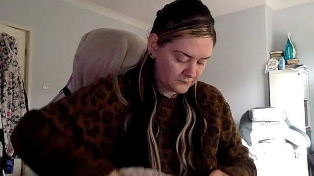 AureliaXOX online show from 02.22.25