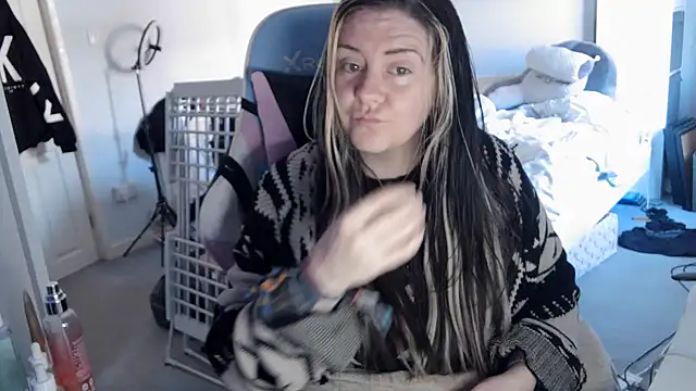 AureliaXOX online show from 03.13.25