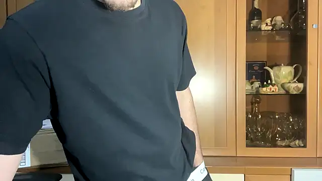 Snapshot of NaplesGuy04 chatting on 02.12.25 NaplesGuy04 online show from 02.12.25