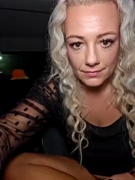 Snapshot of TessaWayne chatting on 12.14.25 TessaWayne online show from 12.14.25