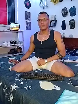 Snapshot of XhaseFoX chatting on 02.16.25 XhaseFoX online show from 02.16.25