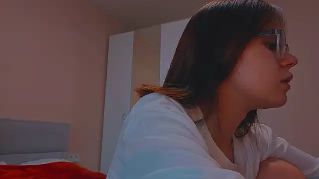 Mia Luw online show from 10.01.25