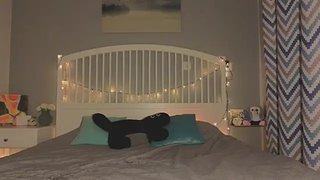 Mia Luw online show from 04.04.26