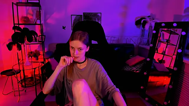 Snapshot of KiraMontoya chatting on 02.18.25 KiraMontoya online show from 02.18.25