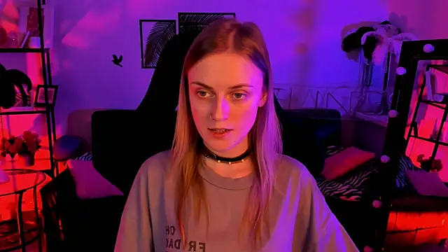 Snapshot of KiraMontoya chatting on 02.18.25 KiraMontoya online show from 02.18.25