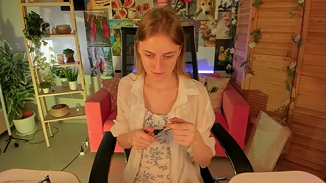 Snapshot of KiraMontoya chatting on 03.15.25 KiraMontoya online show from 03.15.25