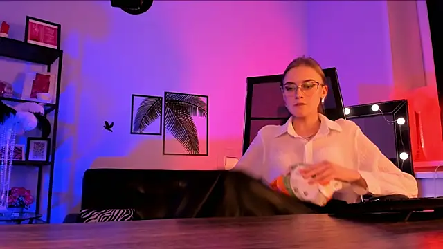 Snapshot of KiraMontoya chatting on 03.20.25 KiraMontoya online show from 03.20.25