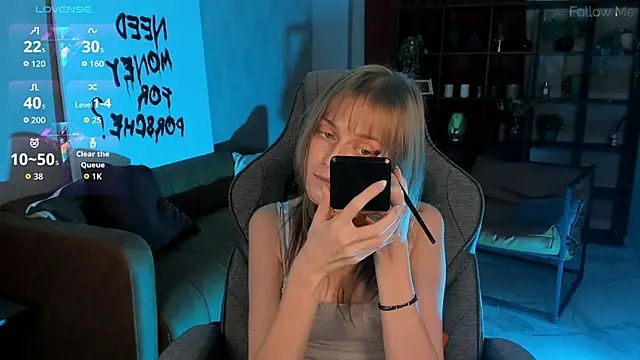 Snapshot of KiraMontoya chatting on 11.04.25 KiraMontoya online show from 11.04.25