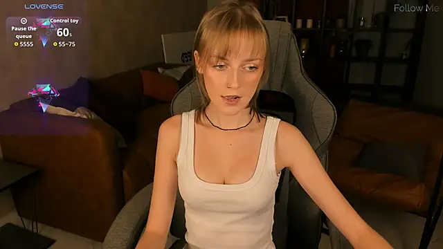 Snapshot of KiraMontoya chatting on 11.06.25 KiraMontoya online show from 11.06.25