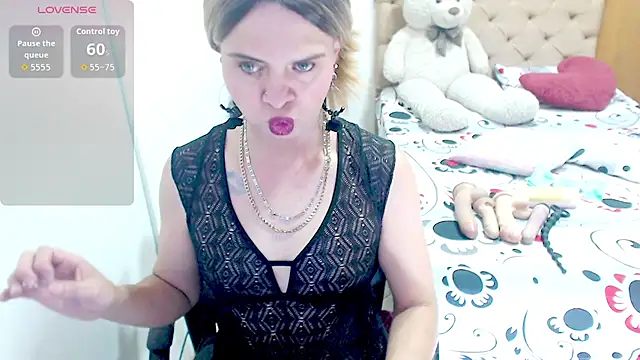 Snapshot of Dolldirtyxxx chatting on 09.10.25 Dolldirtyxxx online show from 09.10.25