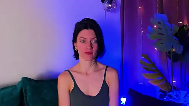 Snapshot of roxy_riot_ chatting on 02.08.25 roxy riot online show from 02.08.25