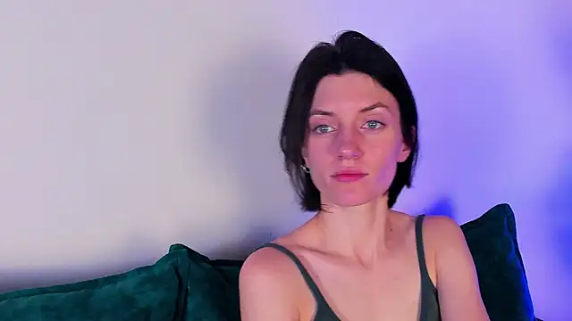 Snapshot of roxy_riot_ chatting on 02.08.25 roxy riot online show from 02.08.25