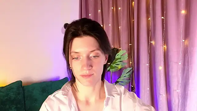 Snapshot of roxy_riot_ chatting on 02.14.25 roxy riot online show from 02.14.25