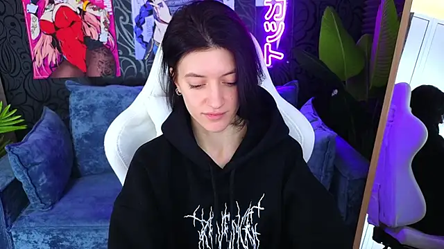 Snapshot of roxy_riot_ chatting on 02.18.25 roxy riot online show from 02.18.25