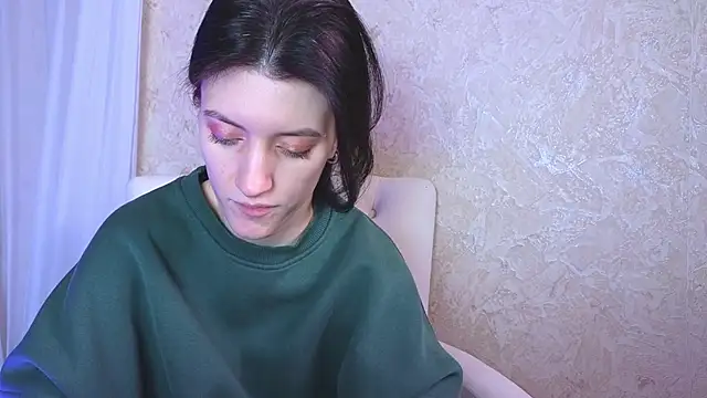 Snapshot of roxy_riot_ chatting on 02.26.25 roxy riot online show from 02.26.25