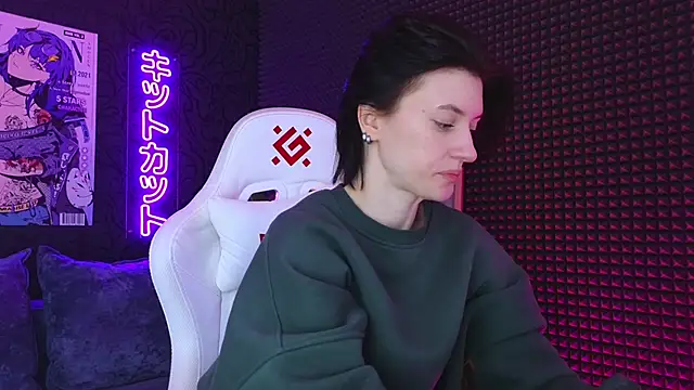 Snapshot of roxy_riot_ chatting on 03.07.25 roxy riot online show from 03.07.25