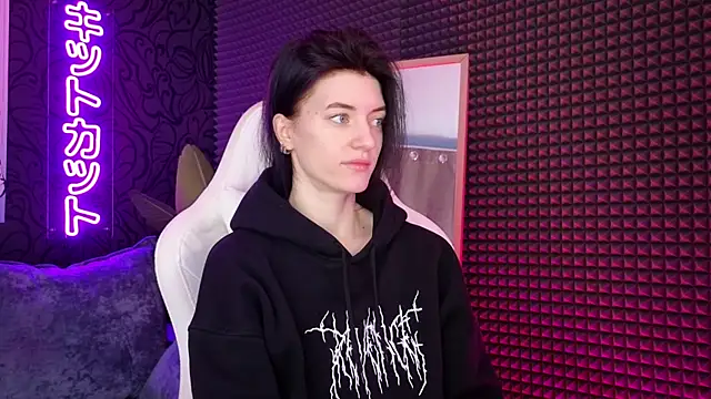 Snapshot of roxy_riot_ chatting on 03.11.25 roxy riot online show from 03.11.25