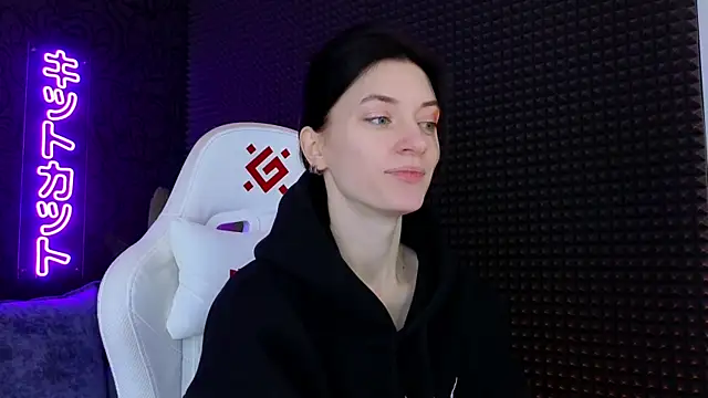 Snapshot of roxy_riot_ chatting on 03.16.25 roxy riot online show from 03.16.25