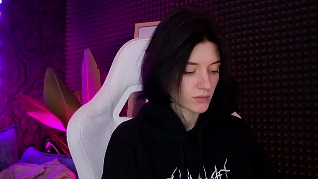 Snapshot of roxy_riot_ chatting on 03.17.25 roxy riot online show from 03.17.25