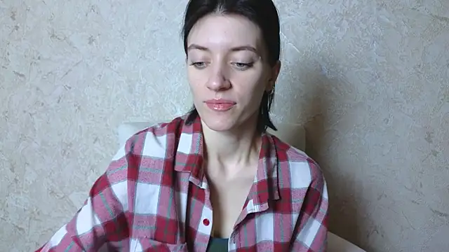 Snapshot of roxy_riot_ chatting on 03.18.25 roxy riot online show from 03.18.25