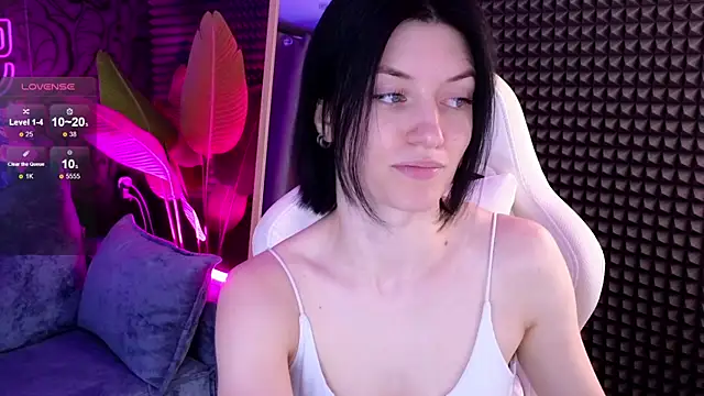 Snapshot of roxy_riot_ chatting on 09.18.25 roxy riot online show from 09.18.25