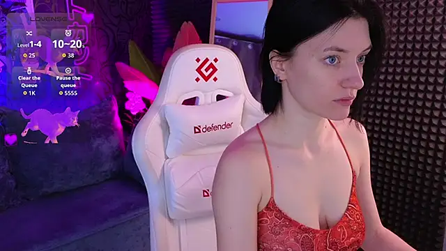 Snapshot of roxy_riot_ chatting on 09.30.25 roxy riot online show from 09.30.25